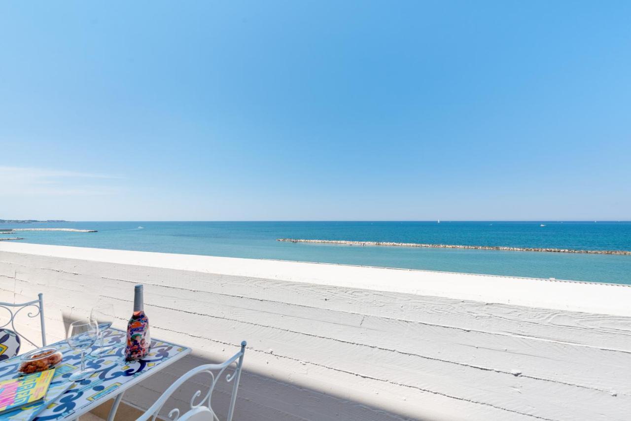 Waterfront Apartment With Seaview Balcony บารี ภายนอก รูปภาพ
